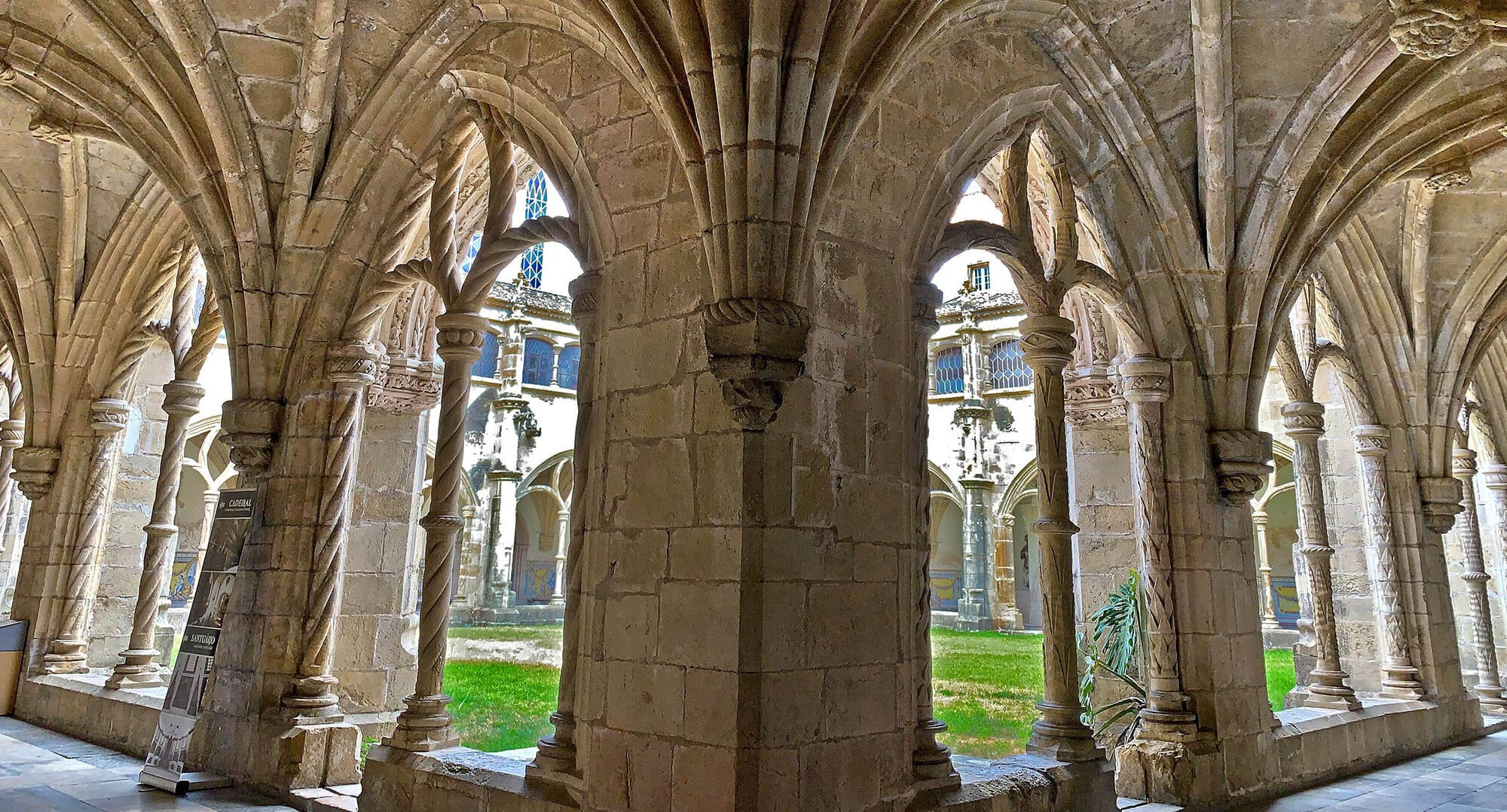 Arcadas do claustro do Mosteiro de Santa Cruz em Coimbra