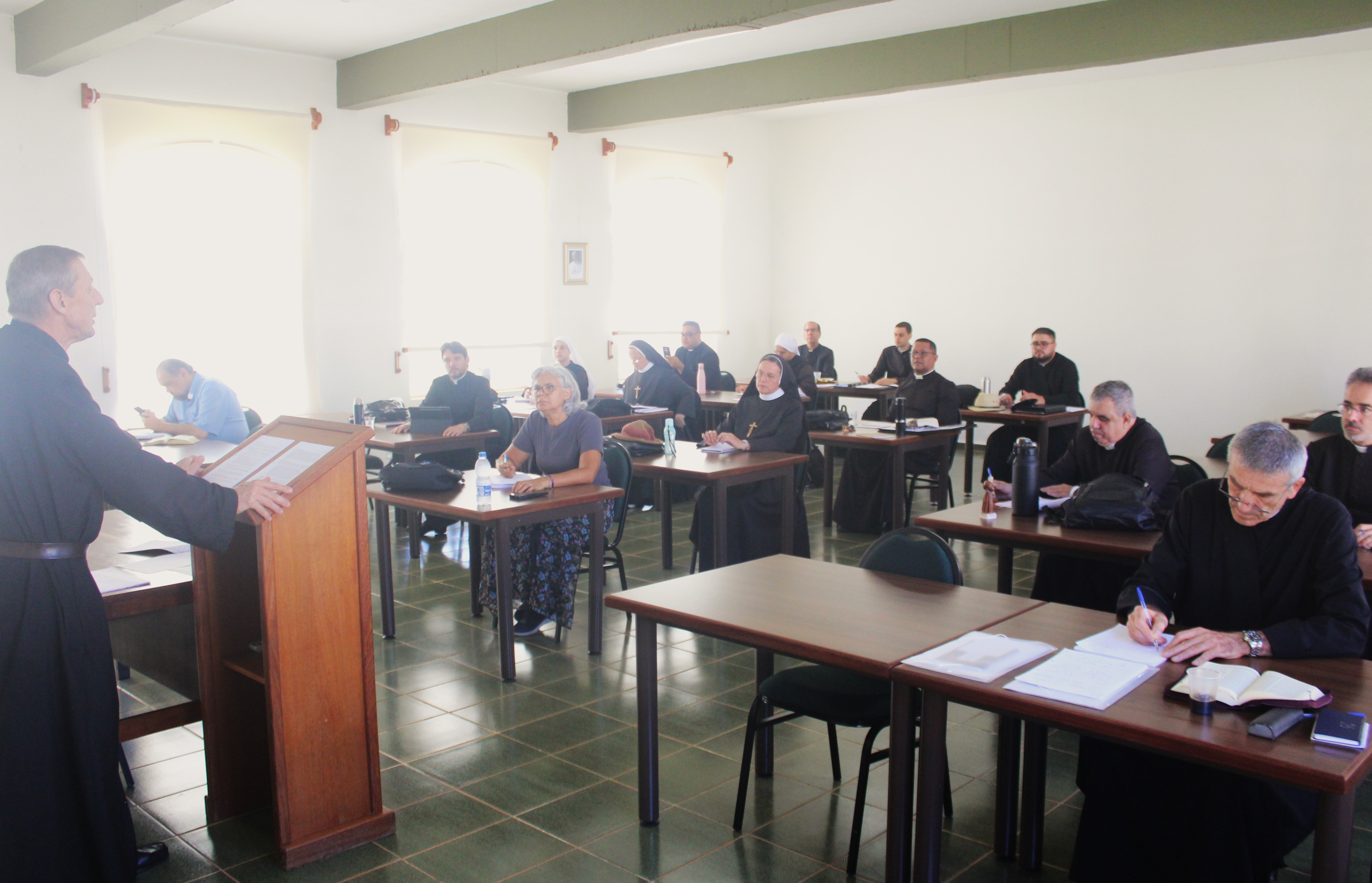 Professor e estudantes durante seminário de Teologia Espiritual
