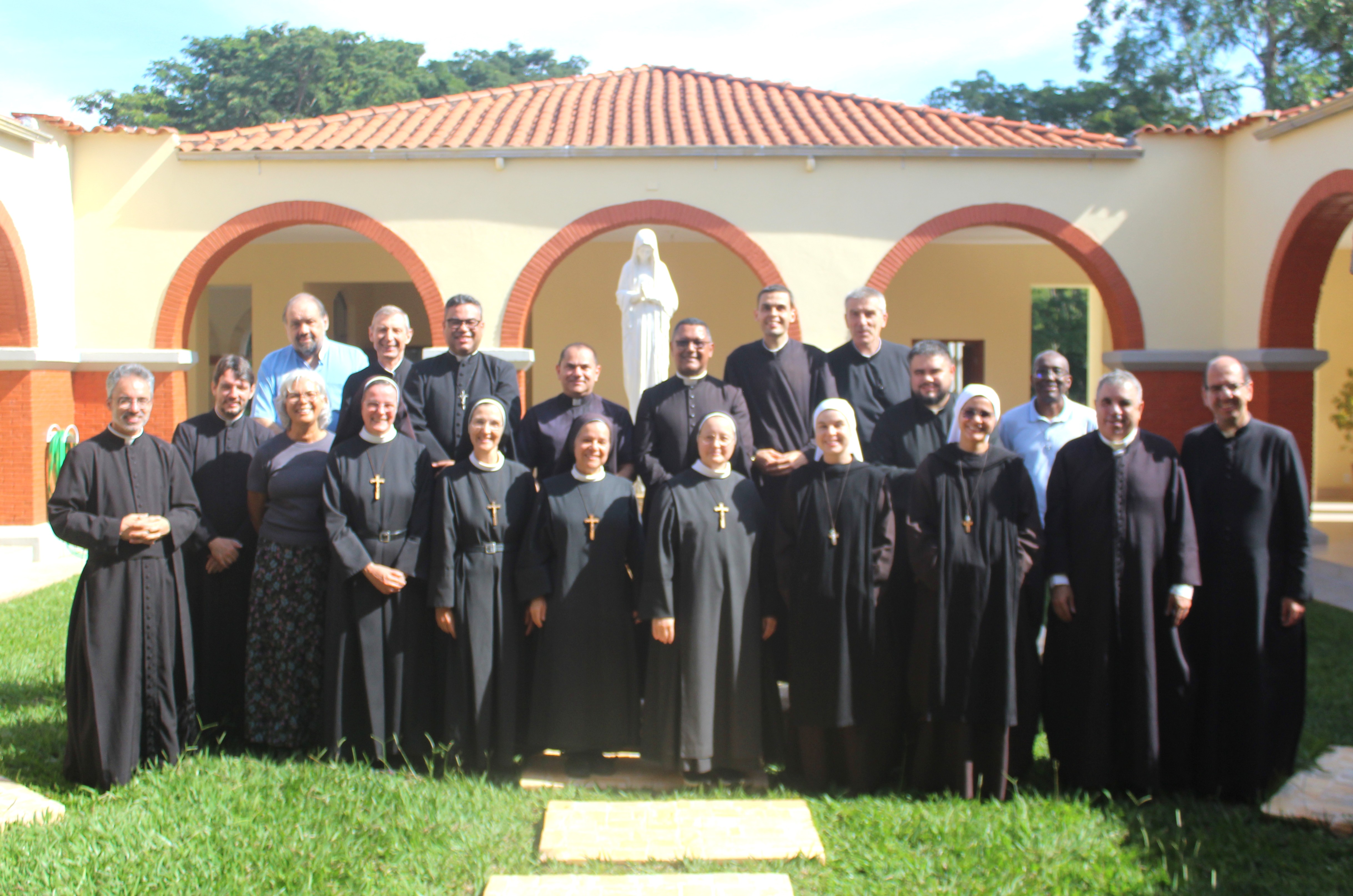 Comunidade acadêmica do Institutum Sapientiae reunida no claustro