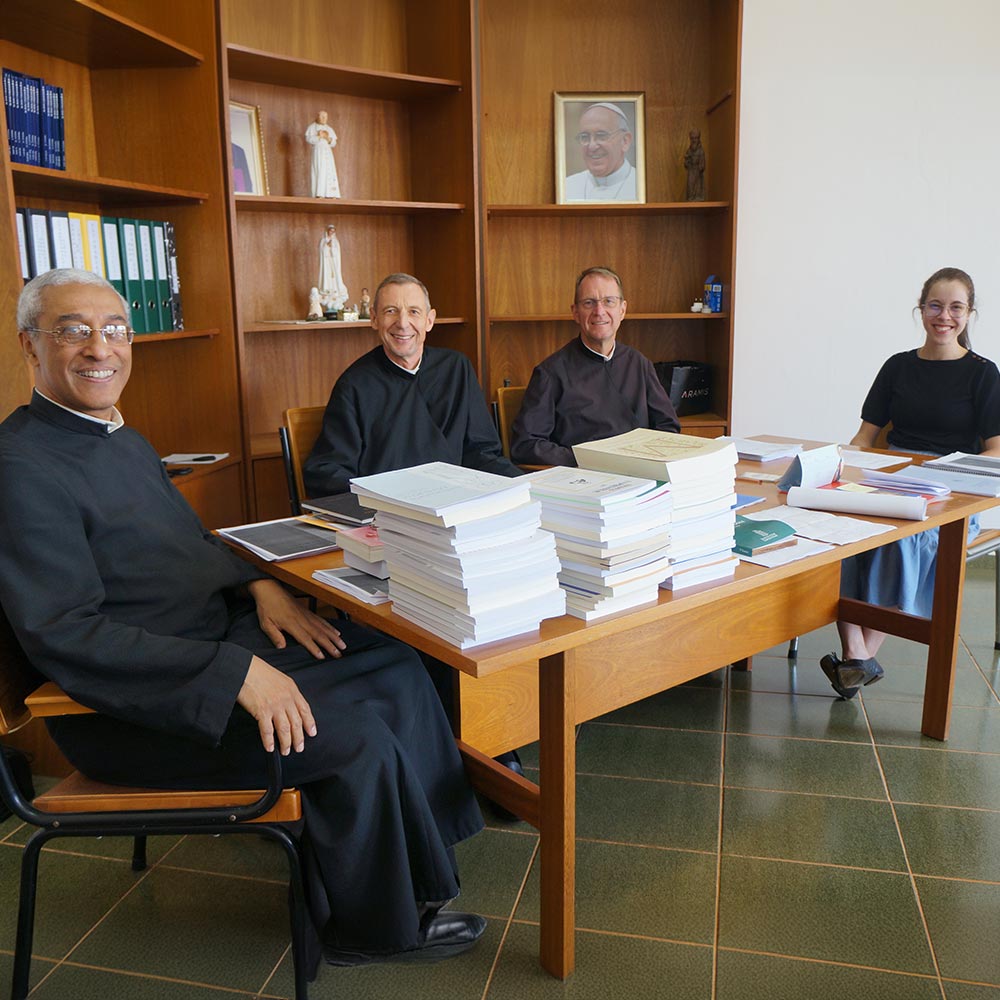 Conselho de direção do Institutum Sapientiae reunido com a secretária.