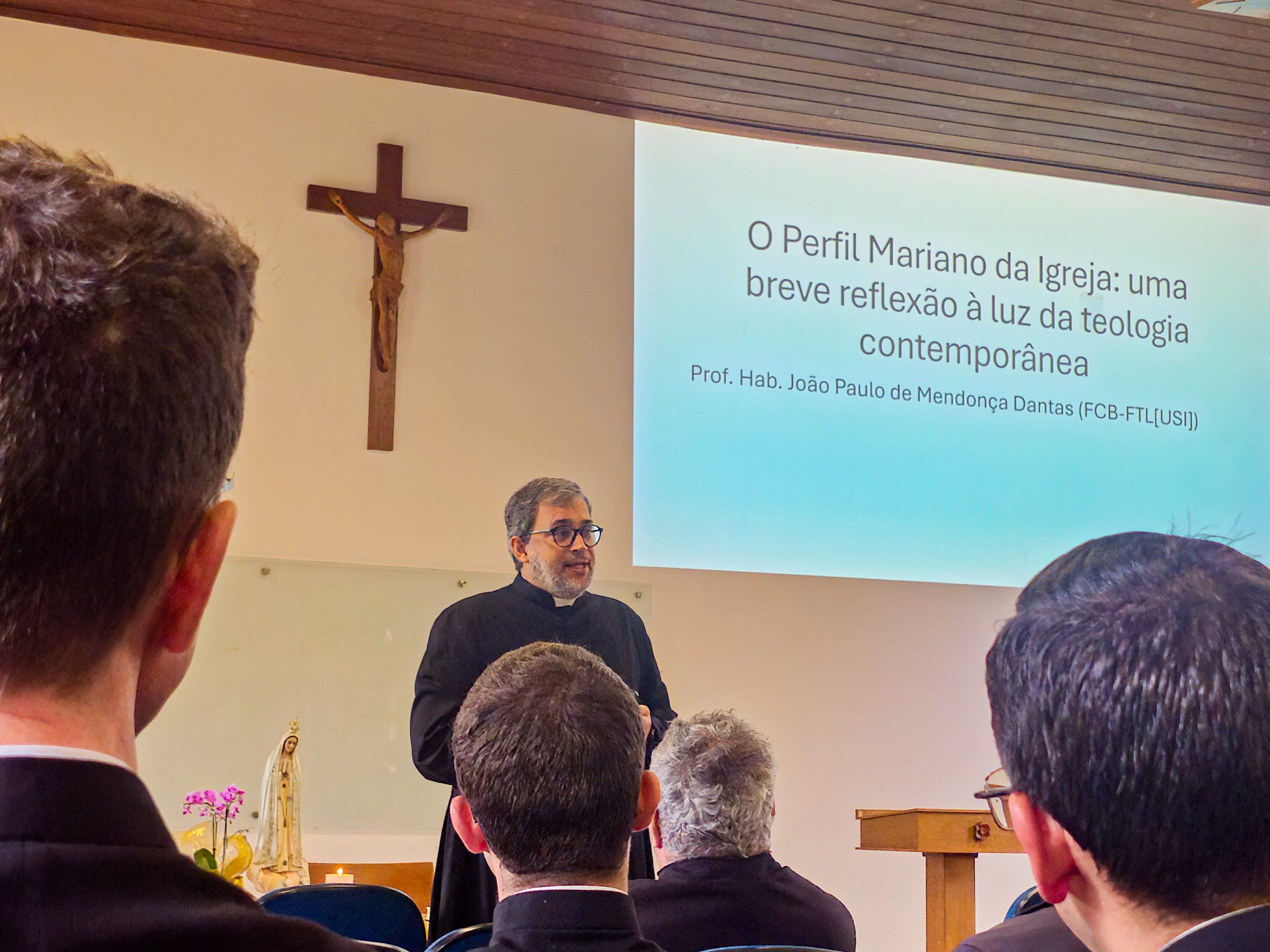 Pe. João Paulo Dantas durante a aula inaugural.